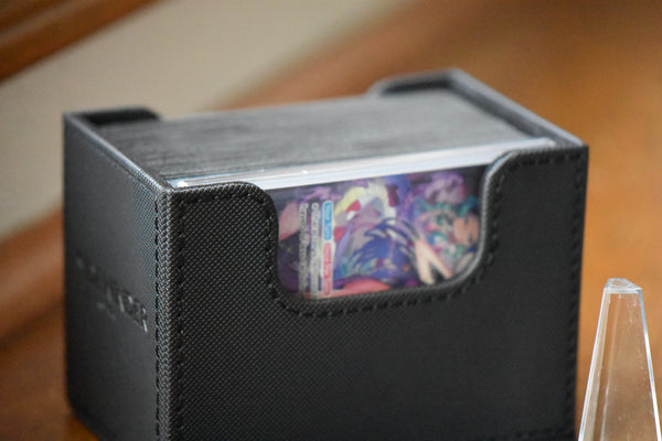 Boa Hancock (038) (Parallel) PCG 9.5 in a Slim Player Slab inside a black Ultimate Guard Sidewinder deckbox.